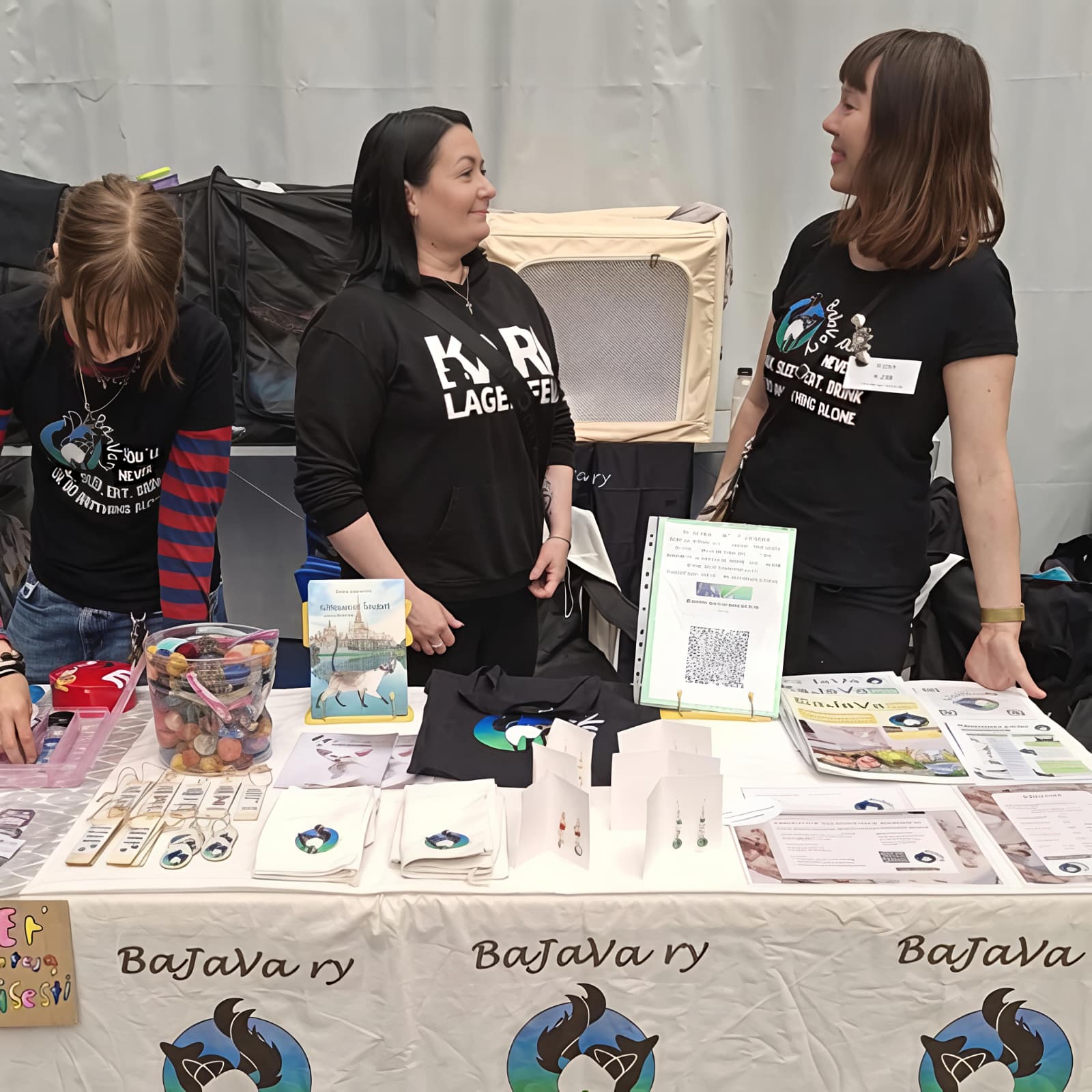 yhdistyksen esittelypöytä tapahtumassa