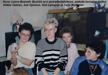 kuva perustajajäsenistä 1990-luvulla kissojen kanssa
